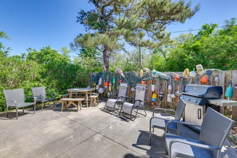 Close to Beach and P-Town! Cottage with Bay Views House in North Truro