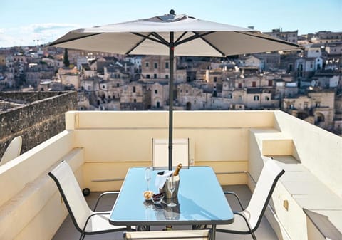 Property building, View (from property/room), Balcony/Terrace, Dining area, City view, Breakfast