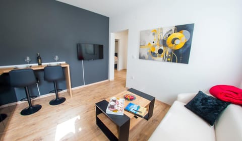 TV and multimedia, Living room, Seating area, Dining area