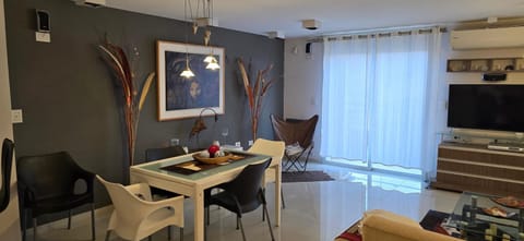 TV and multimedia, Living room, Seating area, Dining area