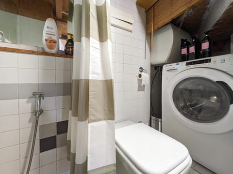 Shower, Bathroom, towels, washing machine