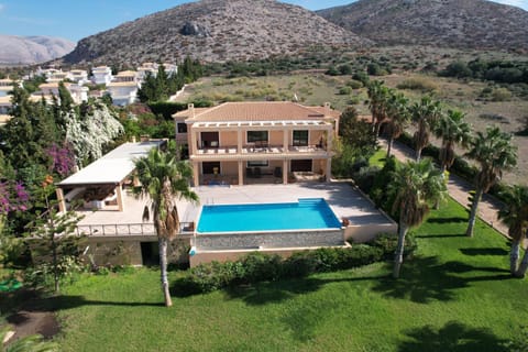Property building, Day, Natural landscape, Bird's eye view, Garden view, Mountain view, Pool view, Swimming pool
