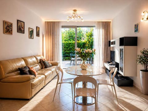 Communal lounge/ TV room, TV and multimedia, Living room, Seating area, Dining area, Evening entertainment