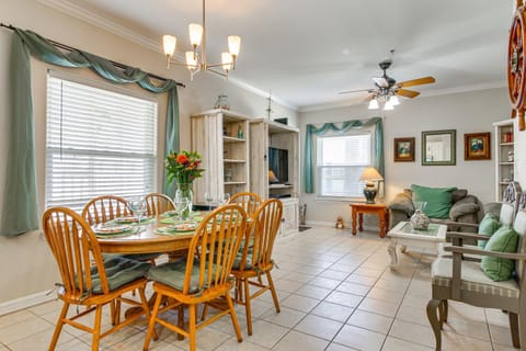 South Padre Island Pool Access, 1 Block to Beach! Apartment in South Padre Island