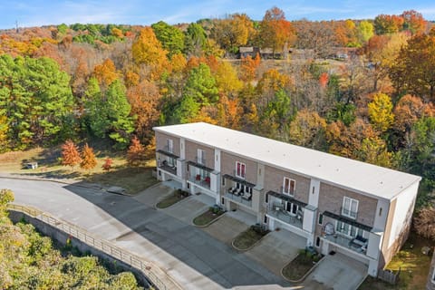 Hilltop Haven-5 Min to DT & UofA-Modern House in Fayetteville