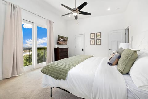 Hilltop Haven-5 Min to DT & UofA-Modern House in Fayetteville