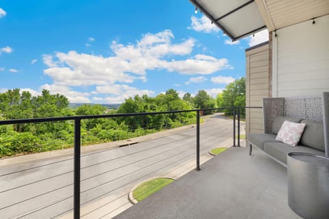 Hilltop Haven-5 Min to DT & UofA-Modern House in Fayetteville