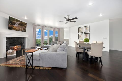 Hilltop Haven-5 Min to DT & UofA-Modern House in Fayetteville