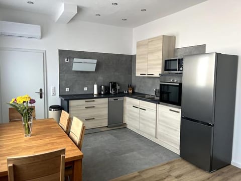 Coffee/tea facilities, Kitchen or kitchenette, Dining area, dishwasher, oven, stove, toaster