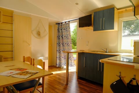 Kitchen or kitchenette, Dining area, stove