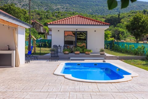 Property building, Patio, Day, Balcony/Terrace, Mountain view, Pool view