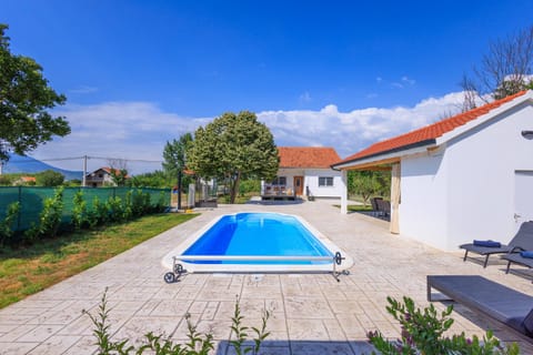 Property building, Garden, Balcony/Terrace, Swimming pool