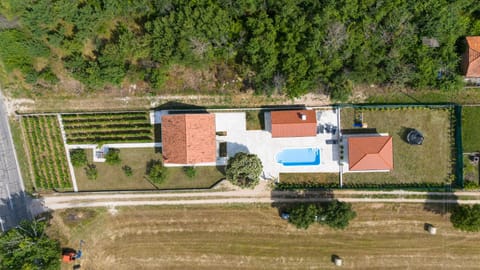 Property building, Neighbourhood, Natural landscape, Bird's eye view, Garden, Pool view