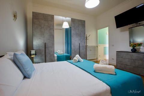 Bed, TV and multimedia, Photo of the whole room, Bedroom, towels, wardrobe