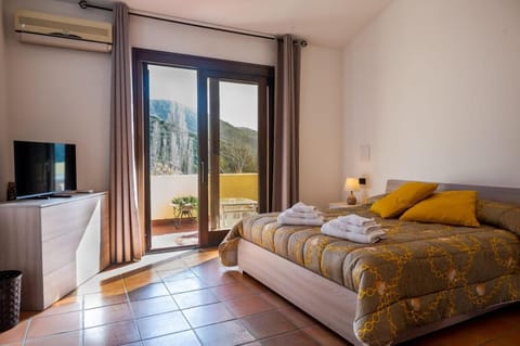 Bed, TV and multimedia, Photo of the whole room, Bedroom, towels, air conditioner