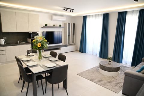 TV and multimedia, Kitchen or kitchenette, Living room, Seating area, Dining area