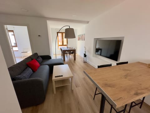 Communal lounge/ TV room, TV and multimedia, Living room, Seating area, Dining area