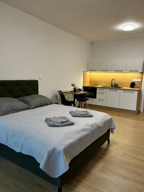 Seating area, Bedroom, towels