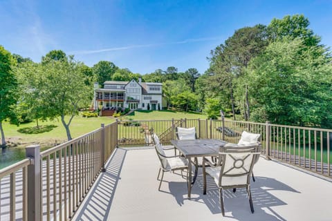 Lakefront Hiawassee Gem Boat Dock with Rooftop Deck House in Chatuge Lake
