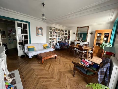 Paris park view 5 bedrooms familly subway 6 Apartment in Paris