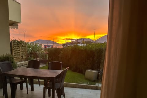 Natural landscape, View (from property/room), Balcony/Terrace, Dining area, Sunset