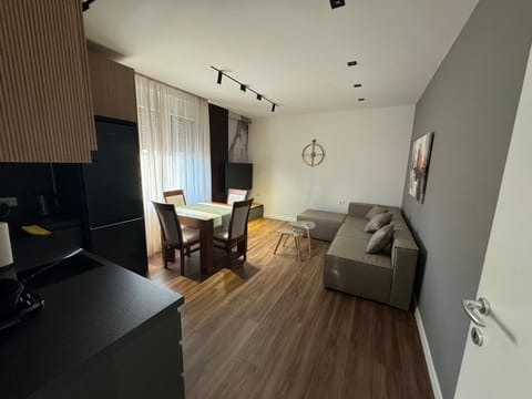 TV and multimedia, Kitchen or kitchenette, Living room, Seating area, Dining area