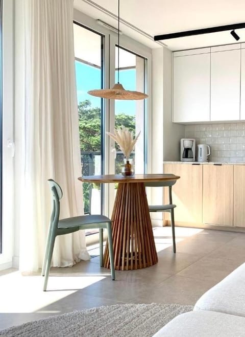 Photo of the whole room, Dining area