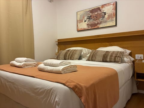 Bed, towels