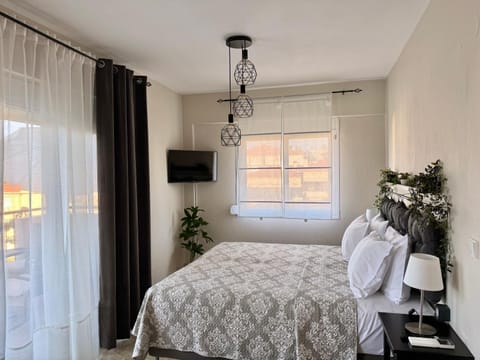 Bed, TV and multimedia, Photo of the whole room, towels