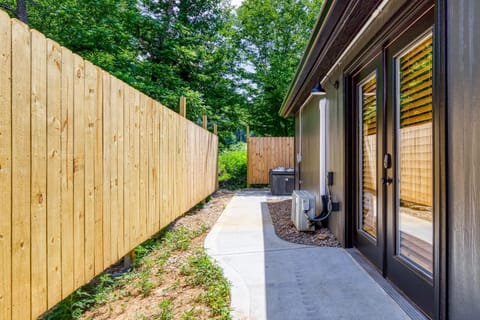 Oasis, Pickleball Court, Creek, WIFI, Mountain Views, Starting at 79" House in Jenkins Mill