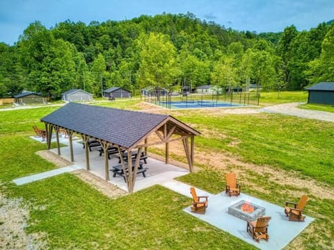 Open Sky Retreat, Pickleball Court, Creek, WIFI, Mountain Views, Starting at 79" House in Jenkins Mill