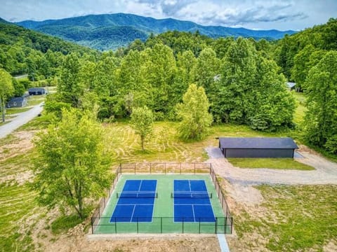 Open Sky Retreat, Pickleball Court, Creek, WIFI, Mountain Views, Starting at 79" House in Jenkins Mill