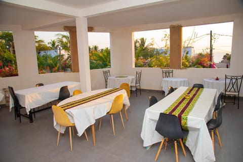 Restaurant/places to eat, Banquet/Function facilities, Dining area