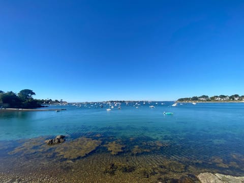 Appartement Duplex Familial Vue Mer, Proche Plage et Commerces - FR-1-639-125 Apartment in Arzon