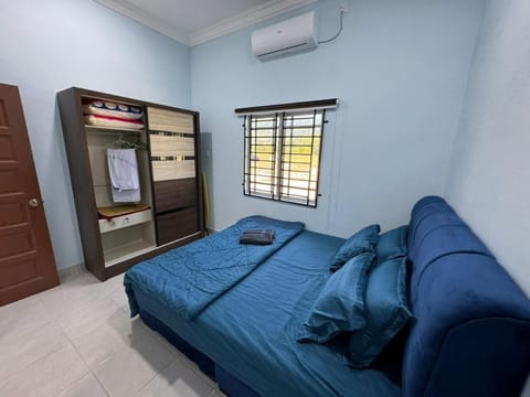 Photo of the whole room, Bedroom, wardrobe, air conditioner