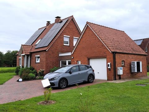 Property building, Garden, Parking