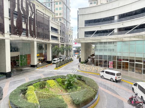 Property building, Restaurant/places to eat, Street view, Supermarket/grocery shop, Shopping Area, Location, Parking