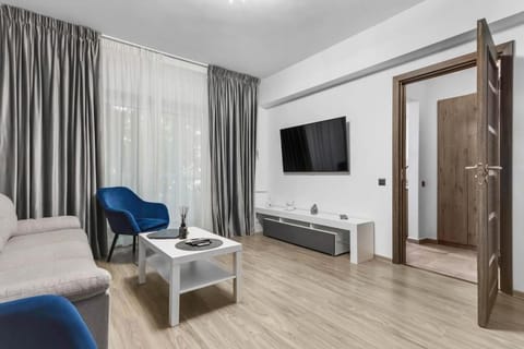 Communal lounge/ TV room, TV and multimedia, Living room, Seating area, Evening entertainment