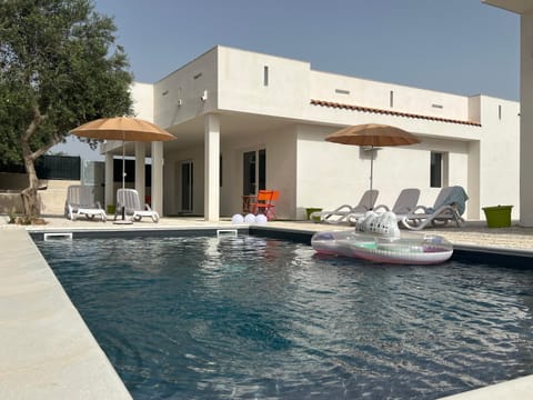 Property building, Patio, Day, Natural landscape, Garden, Garden view, Pool view, Swimming pool, Swimming pool, sunbed