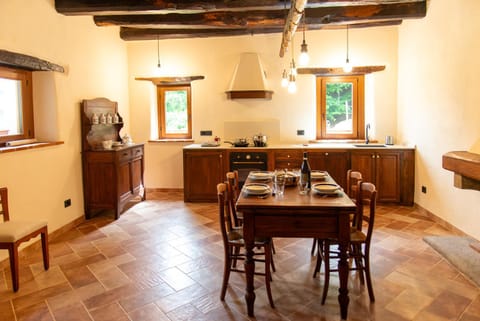 Kitchen or kitchenette, Dining area, stove