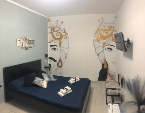 Photo of the whole room, Bedroom