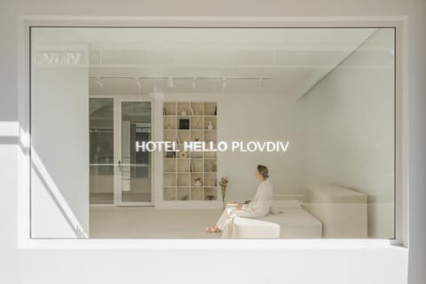 Property building, People, Photo of the whole room, Text overlay, group of guests
