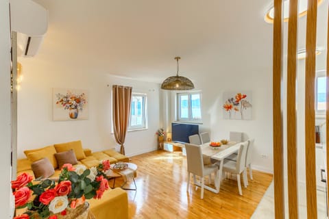 Living room, Seating area, Dining area