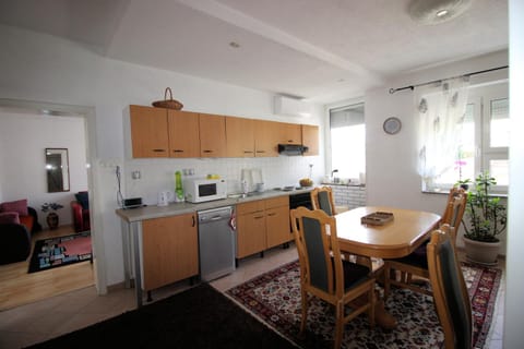 Coffee/tea facilities, Dining area, dishwasher, microwave, oven, stove