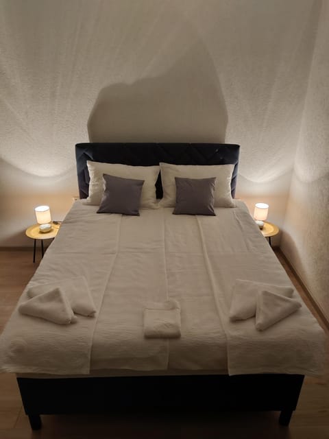 Bed, Photo of the whole room, towels