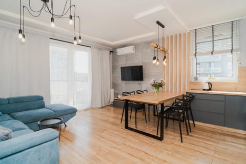 Communal lounge/ TV room, TV and multimedia, Kitchen or kitchenette, Living room, Seating area, Dining area, Evening entertainment