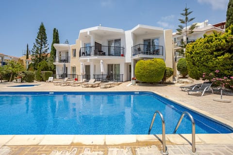 Property building, Swimming pool, sunbed