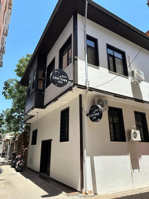 Property building, Day, Neighbourhood, Street view, Parking