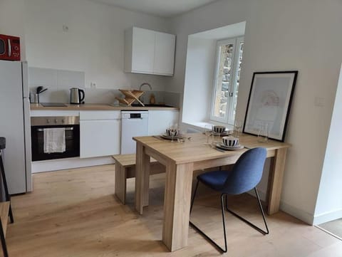 Coffee/tea facilities, Kitchen or kitchenette, Dining area, dishwasher, oven, stove, toaster