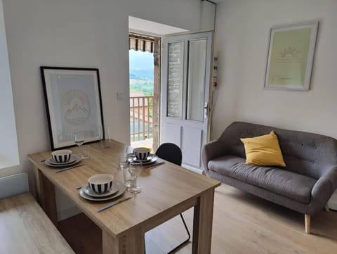 Balcony/Terrace, Living room, Seating area, Dining area, Mountain view